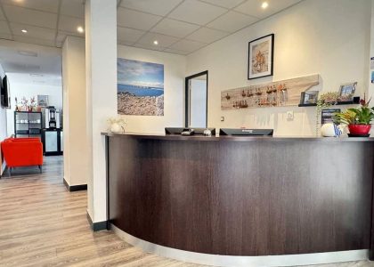 Accueil d'entreprise moderne et lumineux.