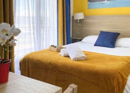 Chambre d'hôtel lumineuse avec décoration moderne.