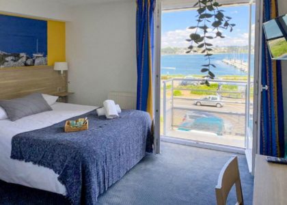 Chambre d'hôtel avec vue sur la mer.